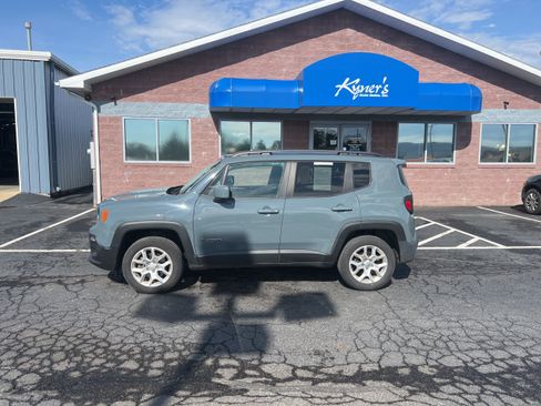Used 2018 Jeep Renegade Latitude w/ Cold Weather Group image 3