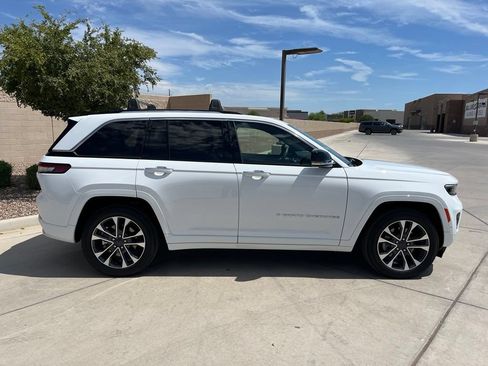 Used 2023 Jeep Grand Cherokee Overland w/ Luxury Tech Group IV AWD/4WD image 10