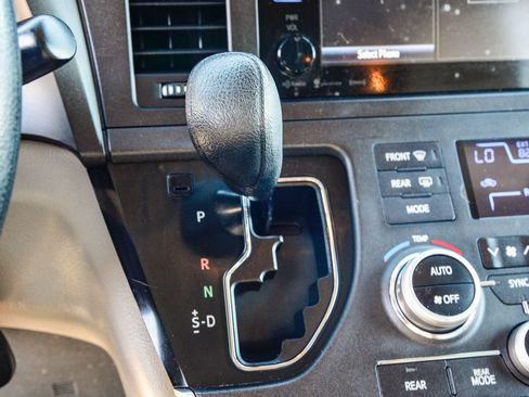 Certified 2017 Toyota Sienna LE image 28