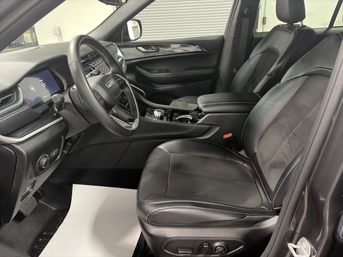 Used 2022 Jeep Grand Cherokee Altitude image 12