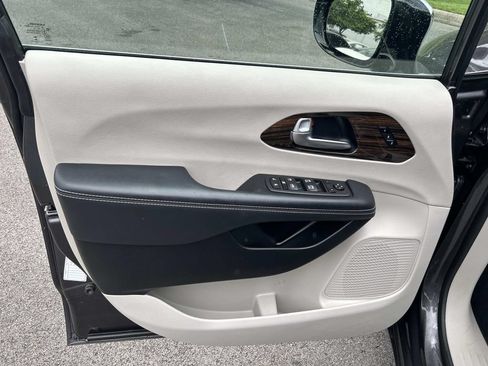 Used 2023 Chrysler Pacifica Limited FWD image 30