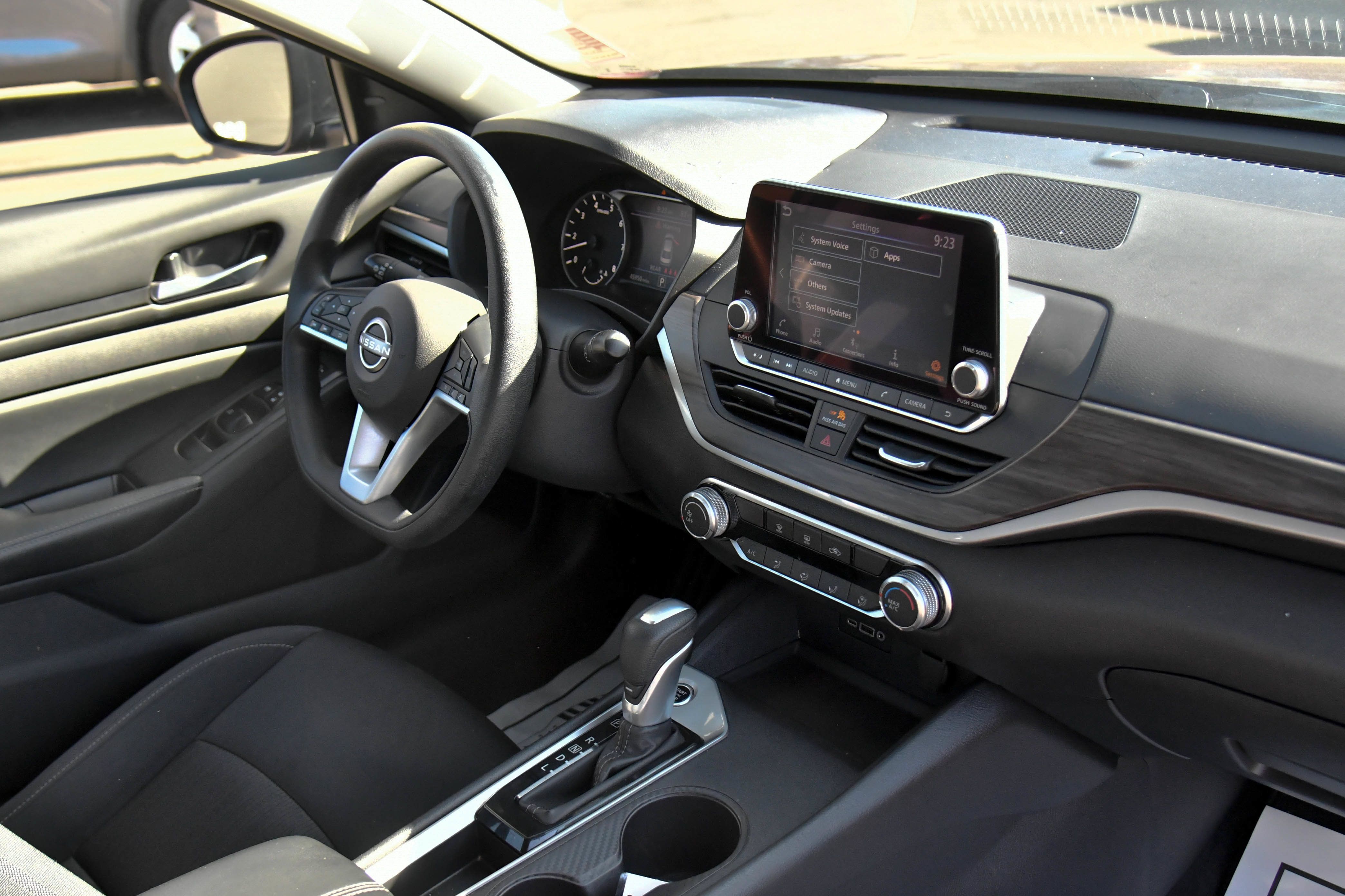 Used 2025 Nissan Altima 2.5 SV FWD image 39