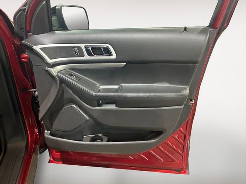 Used 2013 Ford Explorer XLT image 29