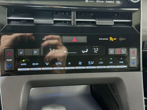 Used 2019 Toyota Avalon Limited image 16