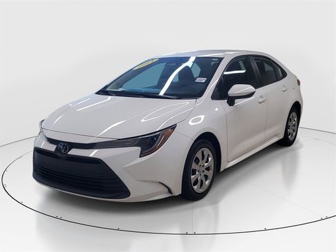 Used 2023 Toyota Corolla LE image 3