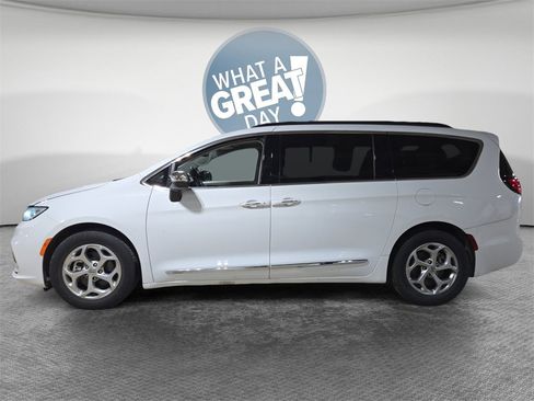 Used 2023 Chrysler Pacifica Limited image 7