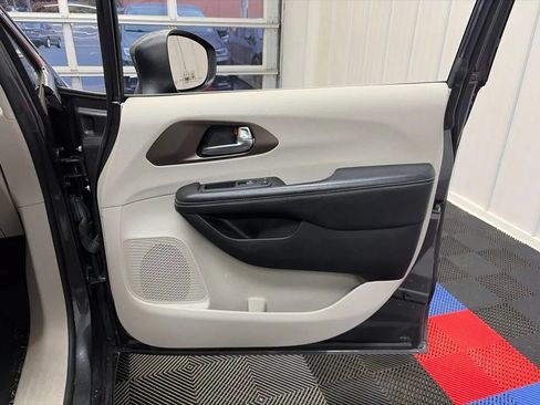 Used 2021 Chrysler Voyager L FWD image 20