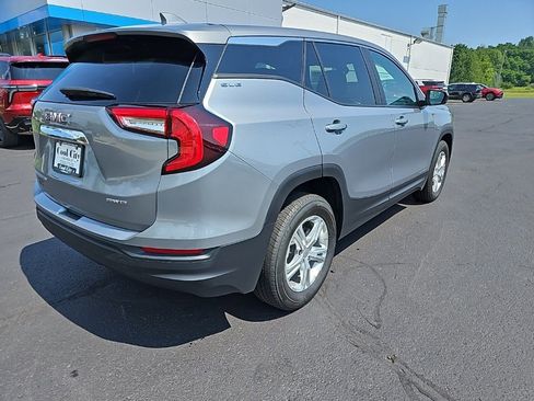 Used 2024 GMC Terrain SLE image 3