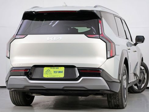 Used 2024 Kia EV9 Land image 5