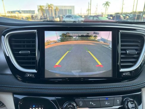 Used 2021 Chrysler Pacifica Touring image 27