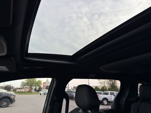 Used 2025 Toyota Sienna Platinum image 35