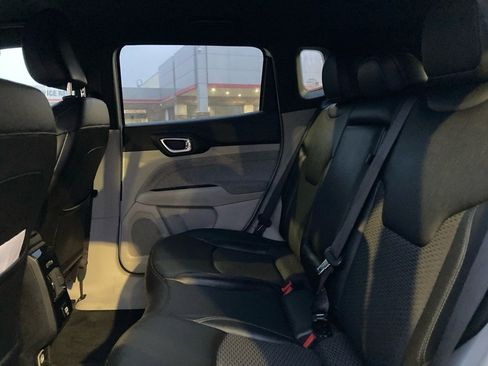 Used 2024 Jeep Compass Latitude image 10