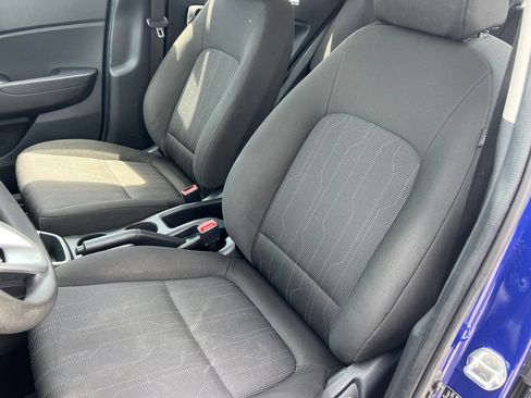 Used 2021 Hyundai Venue SE FWD image 11