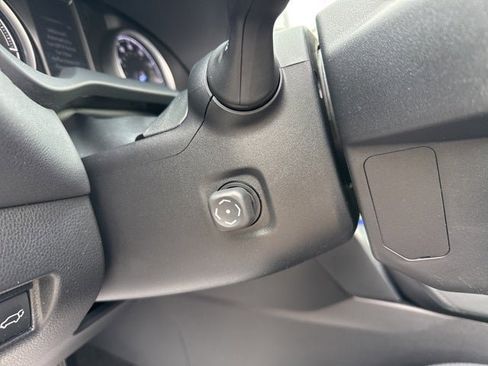 Used 2021 Toyota Venza LE image 24