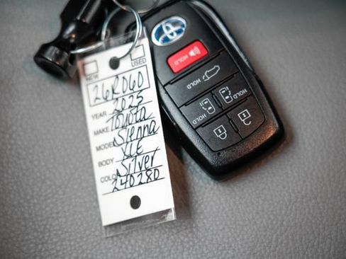 Used 2025 Toyota Sienna XLE FWD image 17