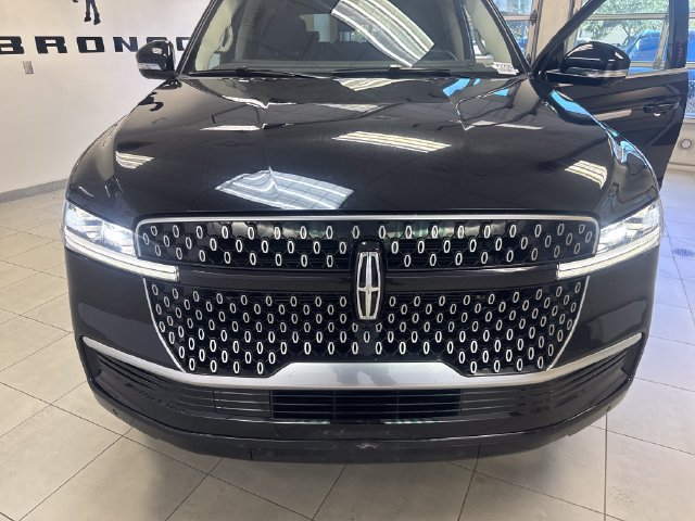 Used 2025 Lincoln Navigator Reserve AWD/4WD image 24