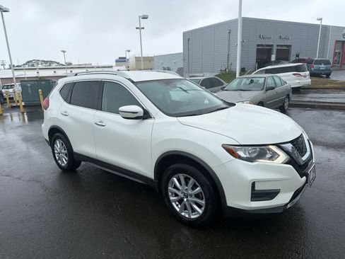 Used 2020 Nissan Rogue SV image 2