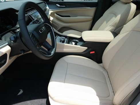 New 2025 Jeep Grand Cherokee Limited w/ Luxury Tech Group II AWD/4WD image 5