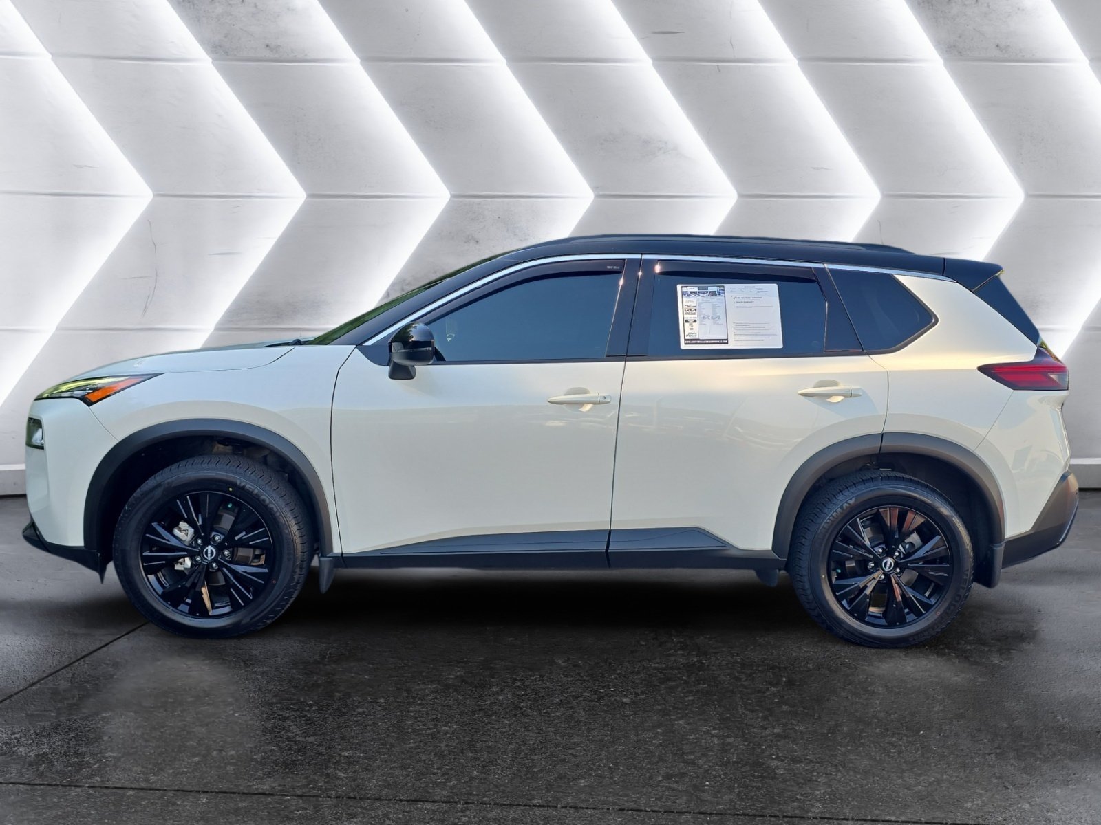 Used 2023 Nissan Rogue SV w/ SV Premium Package AWD/4WD image 2