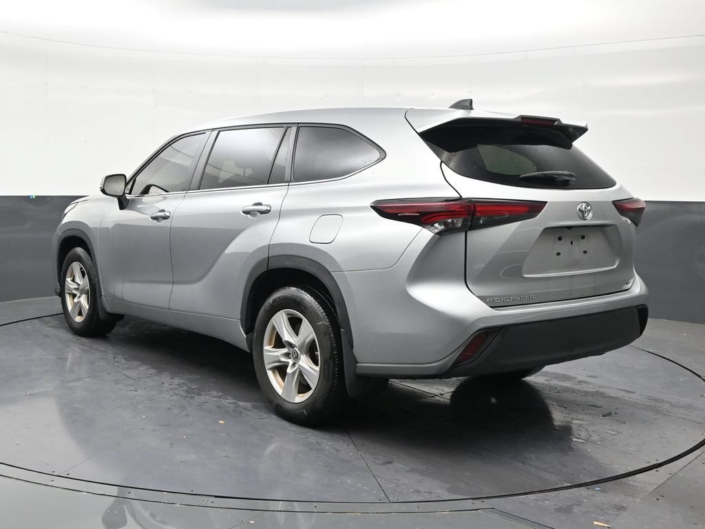 Used 2024 Toyota Highlander LE FWD image 3