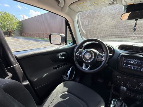 Used 2018 Jeep Renegade Latitude FWD image 15