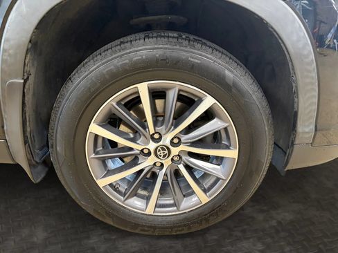 Used 2019 Toyota Highlander XLE AWD/4WD image 39