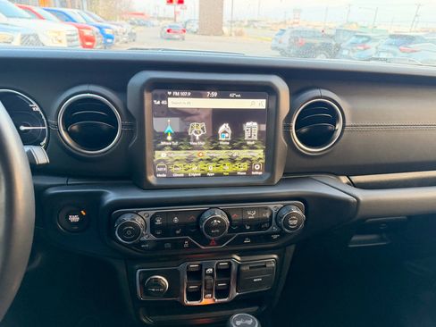 Used 2022 Jeep Wrangler Unlimited Sahara w/ Cold Weather Group image 11