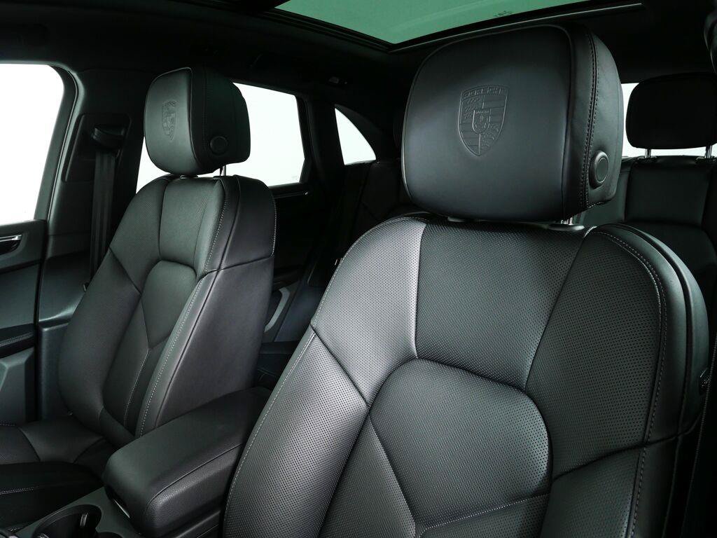 Certified 2026 Porsche Macan AWD/4WD image 5