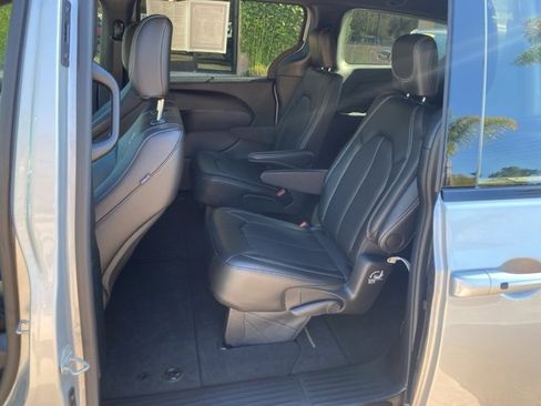 Used 2024 Chrysler Pacifica Touring-L w/ S Appearance Package image 14