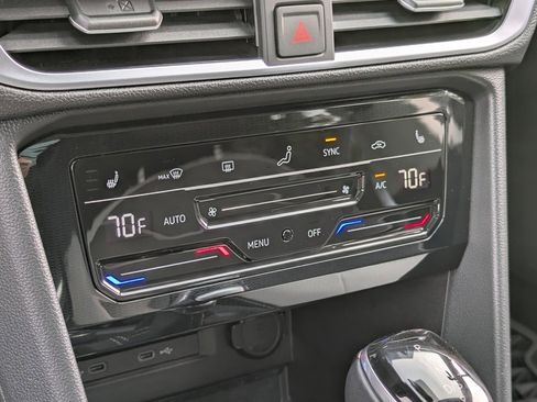 Used 2025 Volkswagen Taos SE w/ Panoramic Sunroof Package image 20