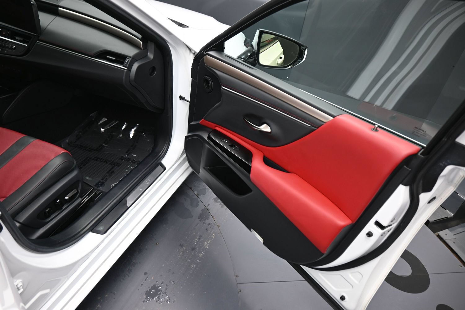 Used 2023 Lexus ES 350 F Sport w/ Accessory Package (Z2) FWD image 29