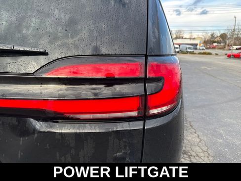 Used 2024 Chrysler Pacifica Touring-L image 13