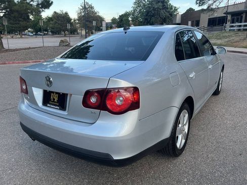 Used 2009 Volkswagen Jetta SEL FWD image 4