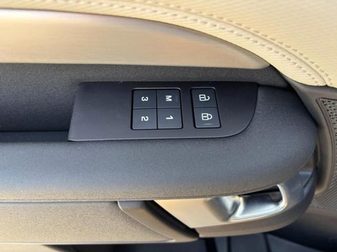 Certified 2025 Land Rover Discovery Dynamic SE image 38