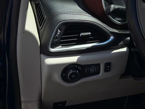 Used 2017 Chrysler Pacifica Limited w/ UConnect Theater Package FWD image 18