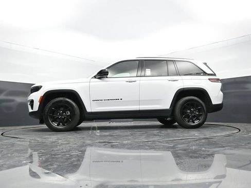 Used 2025 Jeep Grand Cherokee Altitude AWD/4WD image 45