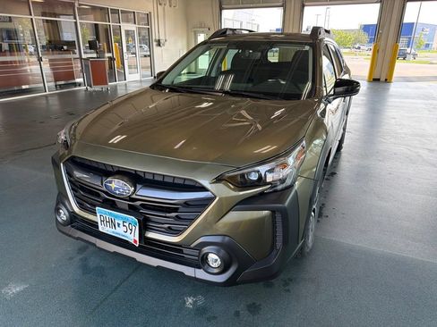 Used 2025 Subaru Outback Premium w/ Popular Package #1A AWD/4WD image 2