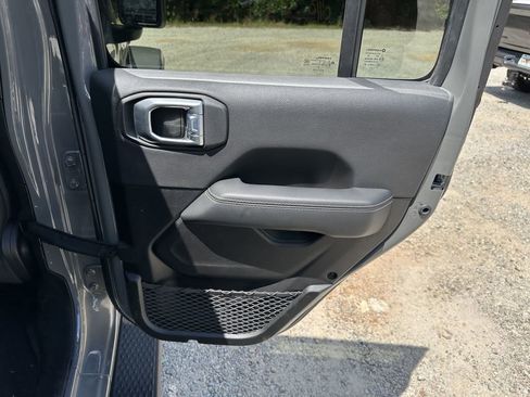 Used 2021 Jeep Gladiator Overland w/ Popular Equipment Package image 17