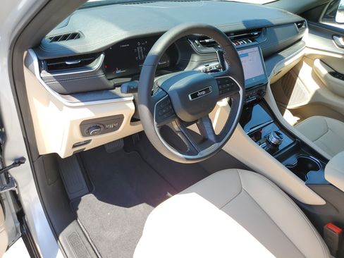 New 2025 Jeep Grand Cherokee Limited w/ Luxury Tech Group II image 23