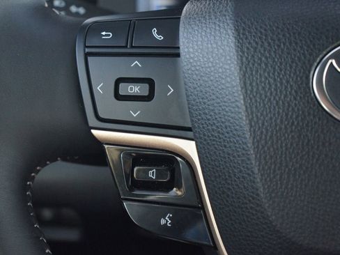 Used 2025 Toyota Crown Signia Limited image 10