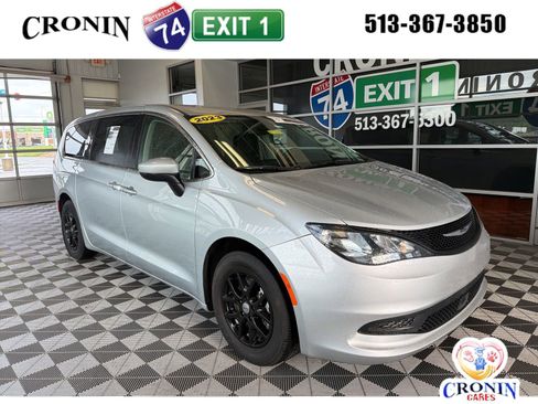 Used 2023 Chrysler Voyager LX FWD image 1