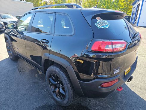 Used 2017 Jeep Cherokee Trailhawk image 10