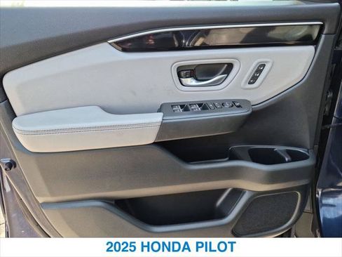 Certified 2025 Honda Pilot Touring image 12