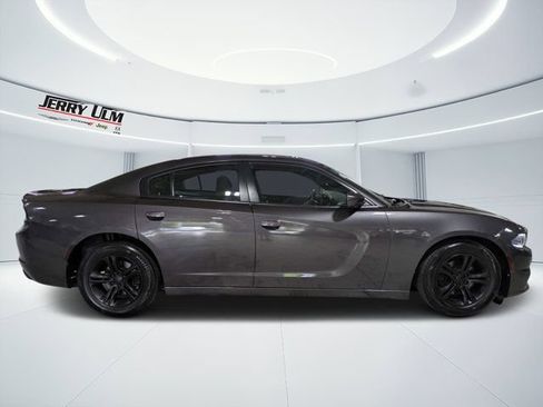 Used 2019 Dodge Charger SXT RWD image 6