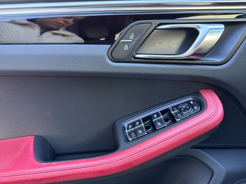 Certified 2020 Porsche Macan image 12