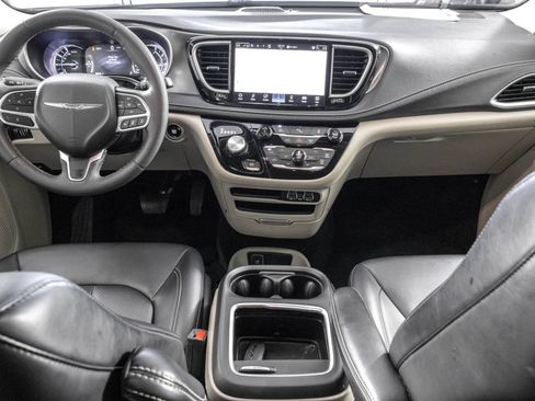 Used 2024 Chrysler Pacifica Limited FWD image 25