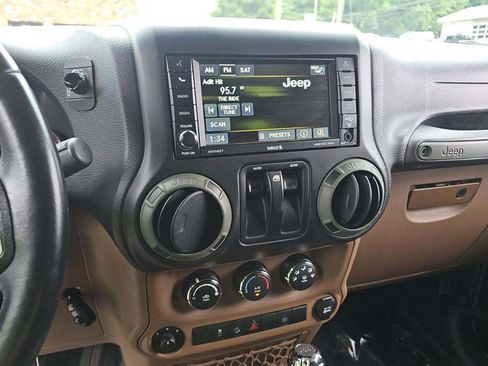 Used 2016 Jeep Wrangler Rubicon w/ Power Convenience Group AWD/4WD image 5