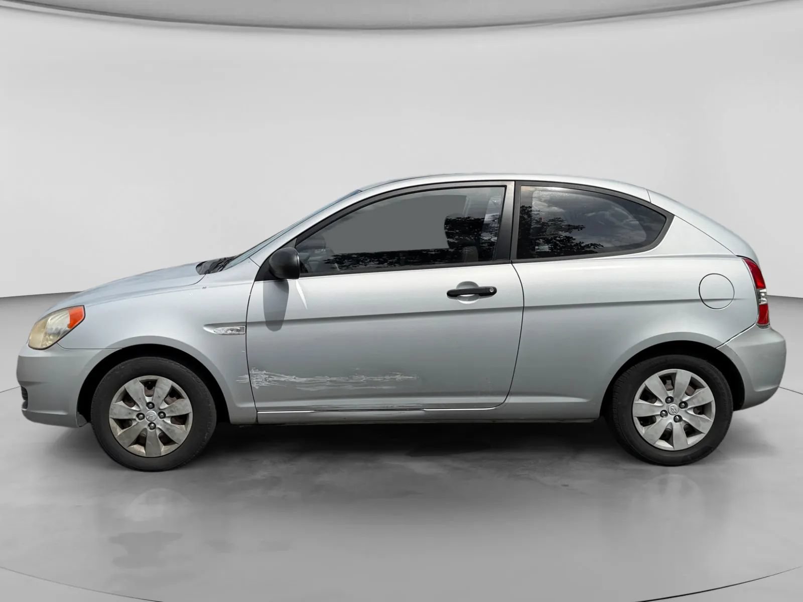 Used 2010 Hyundai Accent Hatchback w/ Air Conditioning Pkg 2 FWD image 2