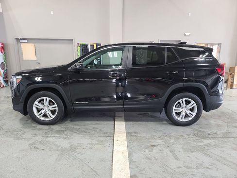 Used 2022 GMC Terrain SLE image 1