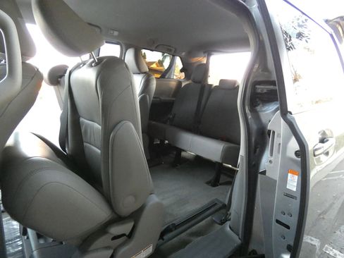 Used 2015 Toyota Sienna XLE image 44
